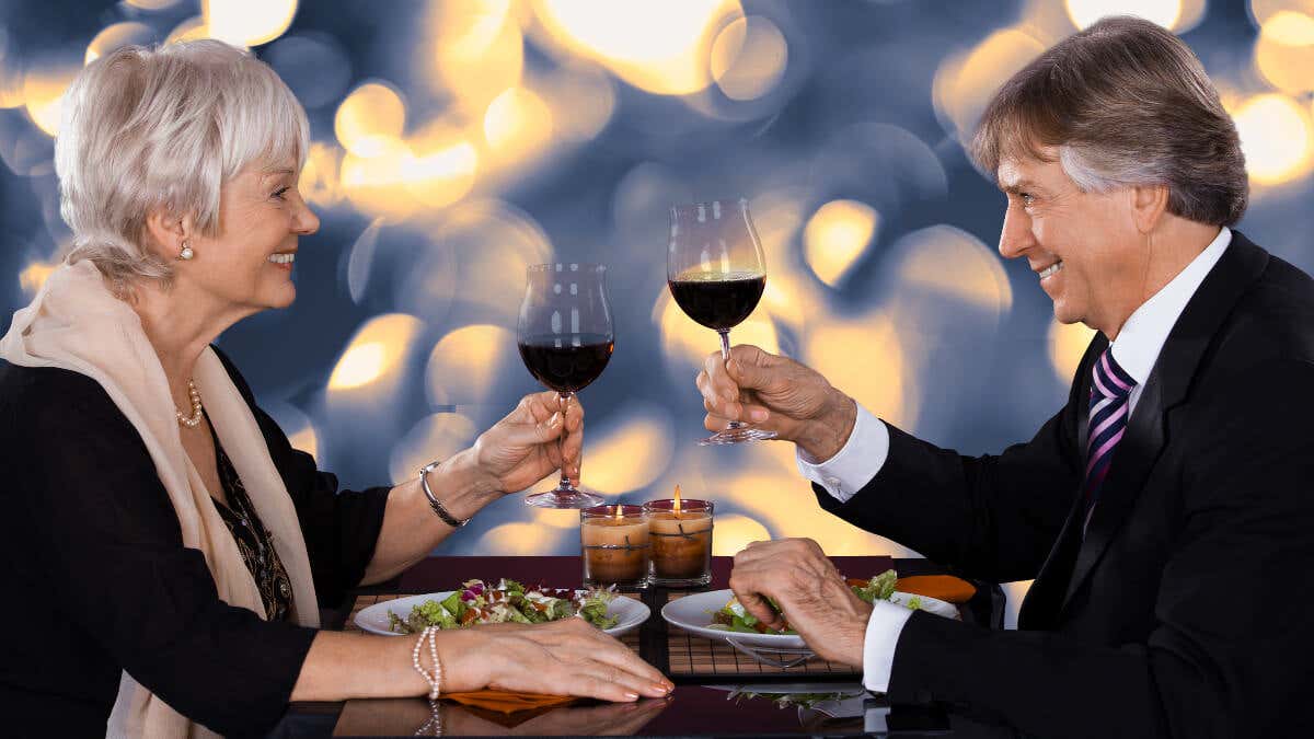 Una cena romántica es un obsequio ideal para celebrar las bodas de plata. 