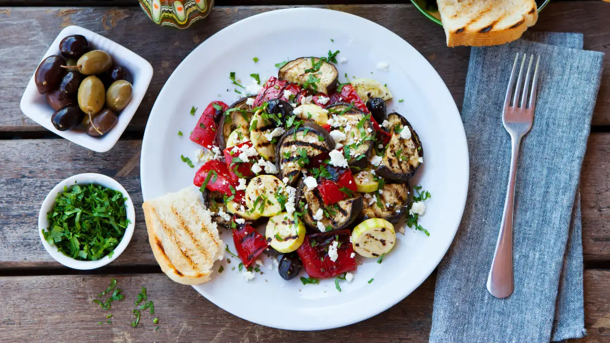 Ensalada tibia de berenjena con queso feta. Ensaladas originales para cenar.
