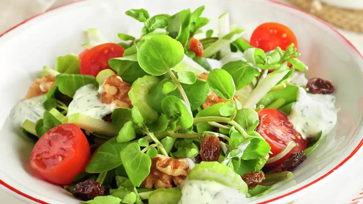 Ensalada saludable con berro.