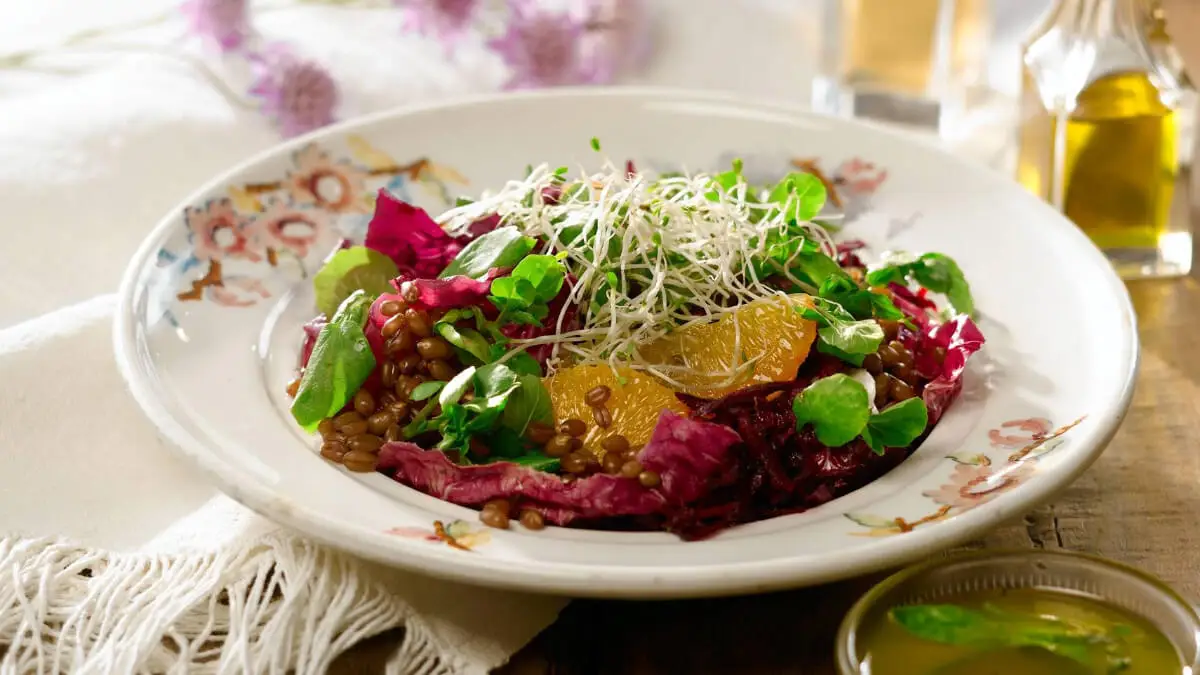Ensalada de naranja y trigo.