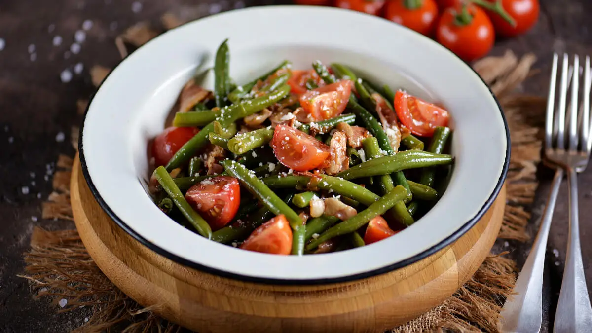 Ensalada de tomate y judías verdes.