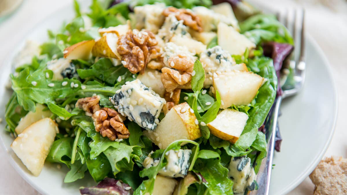 Ensalada de pera, queso azul y nueces. Ensaladas originales para cenar.