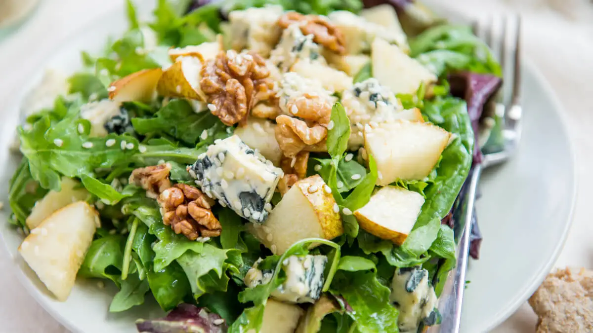 Ensalada de pera, queso azul y nueces. Ensaladas originales para cenar.