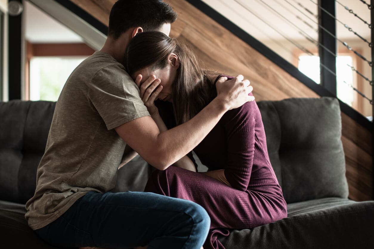 Hombre apoya a su pareja con un abrazo.