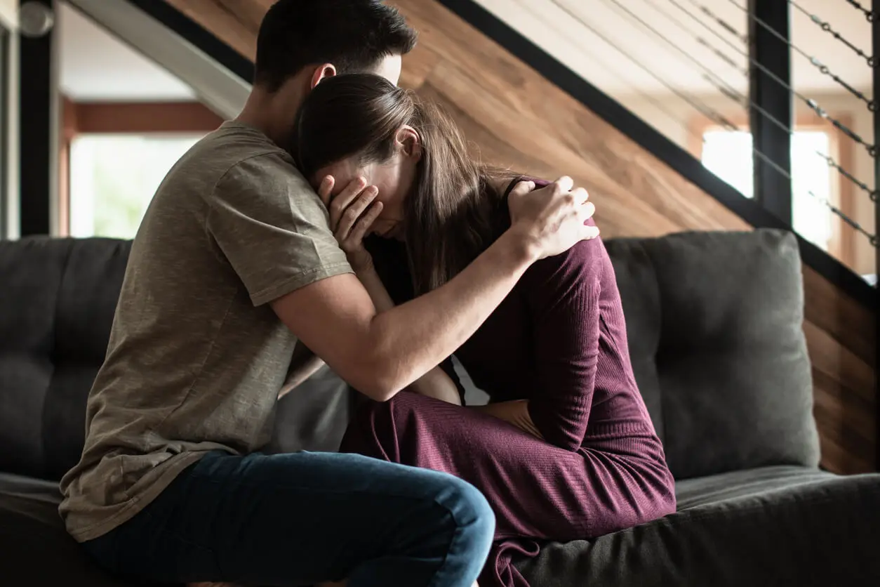 Hombre apoya a su pareja con un abrazo.