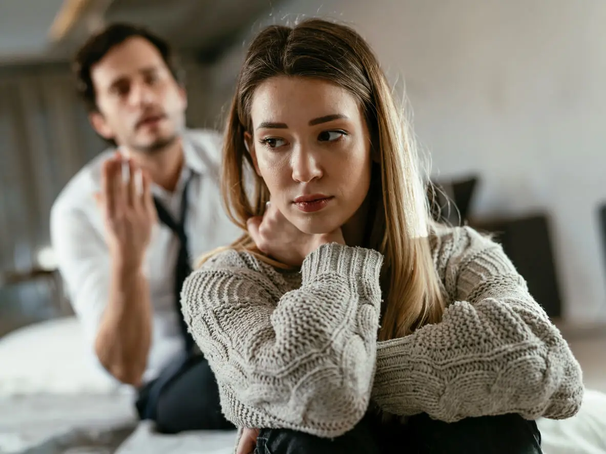 Pareja pelea en la habitación.