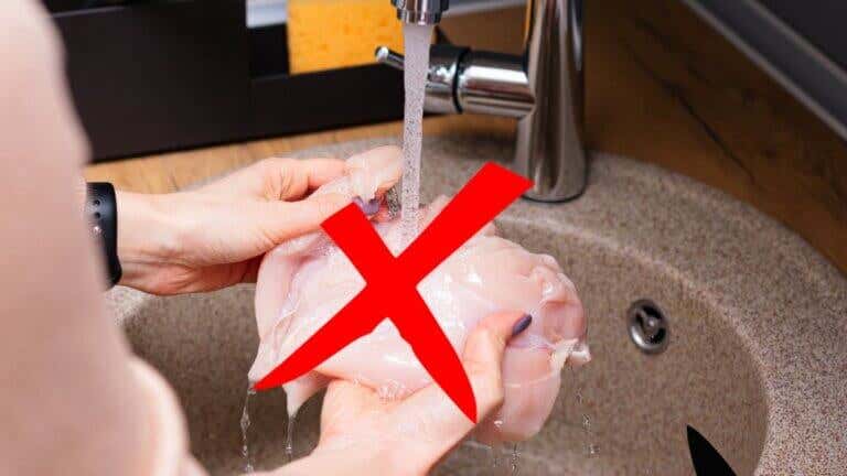 ¿Por qué no se debe lavar el pollo crudo? Peligros y recomendaciones