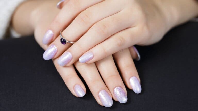 Uñas efecto perla para comenzar la primavera a la moda
