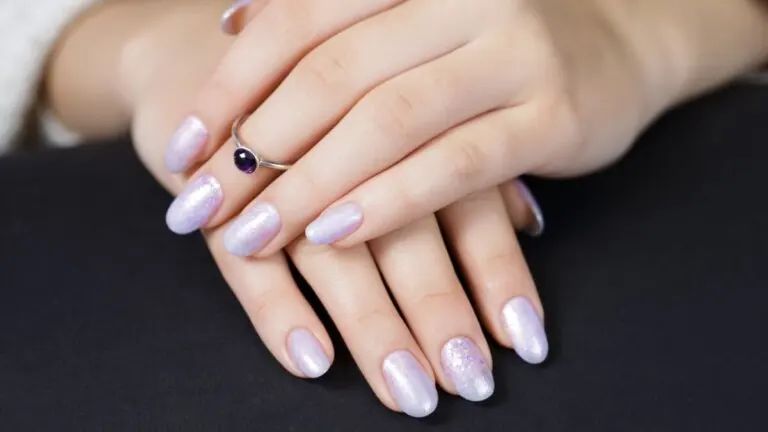 Uñas efecto perla para comenzar la primavera a la moda