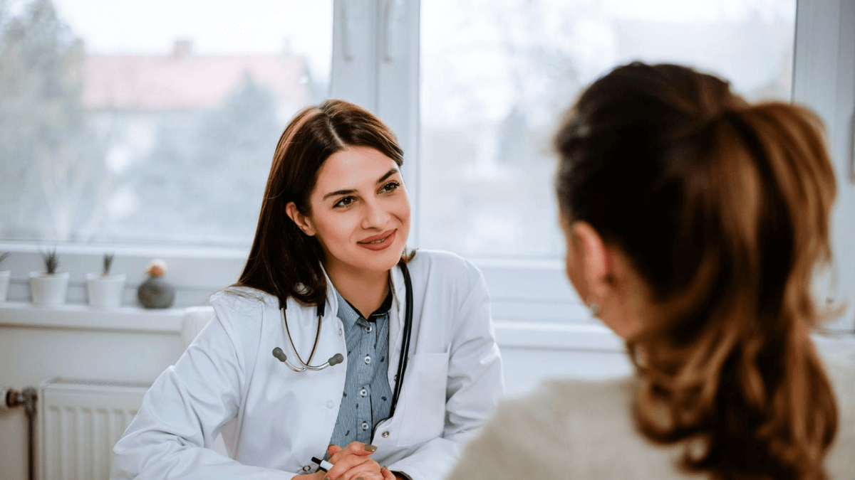 médica entrevista a paciente