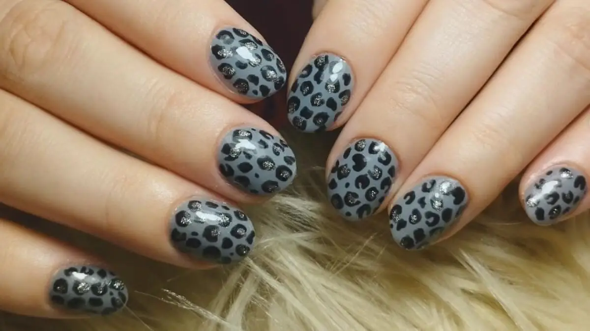 Diseños de uñas redondas Animal Print