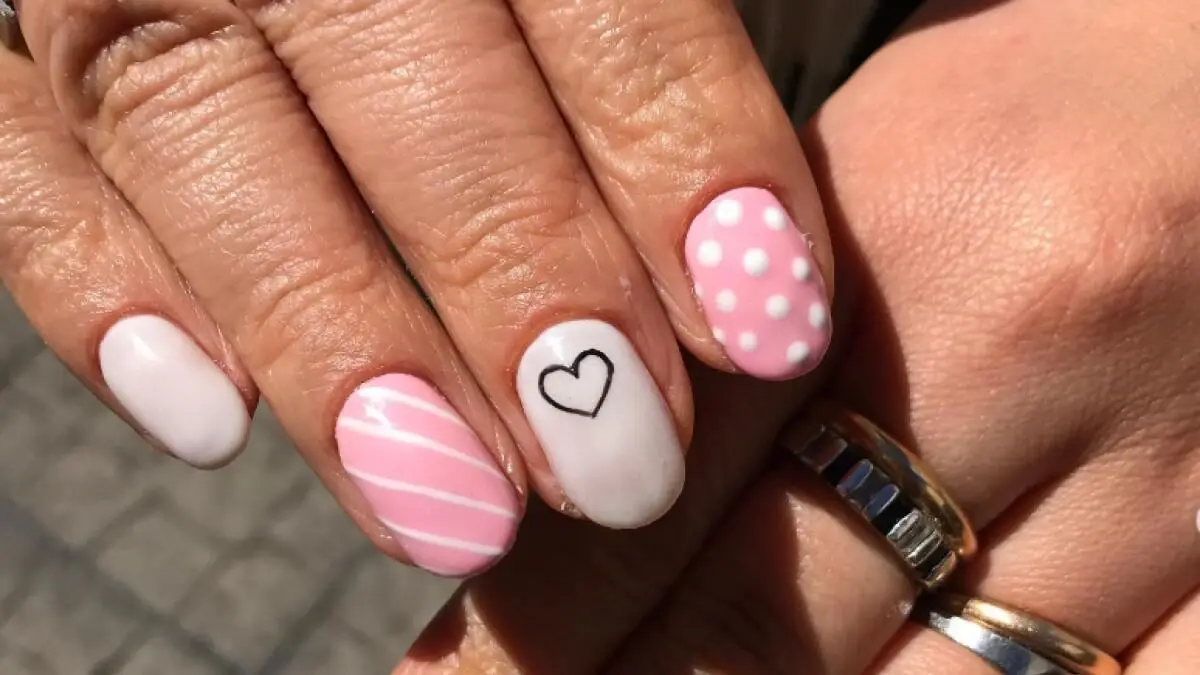 Uñas con rayas y puntos