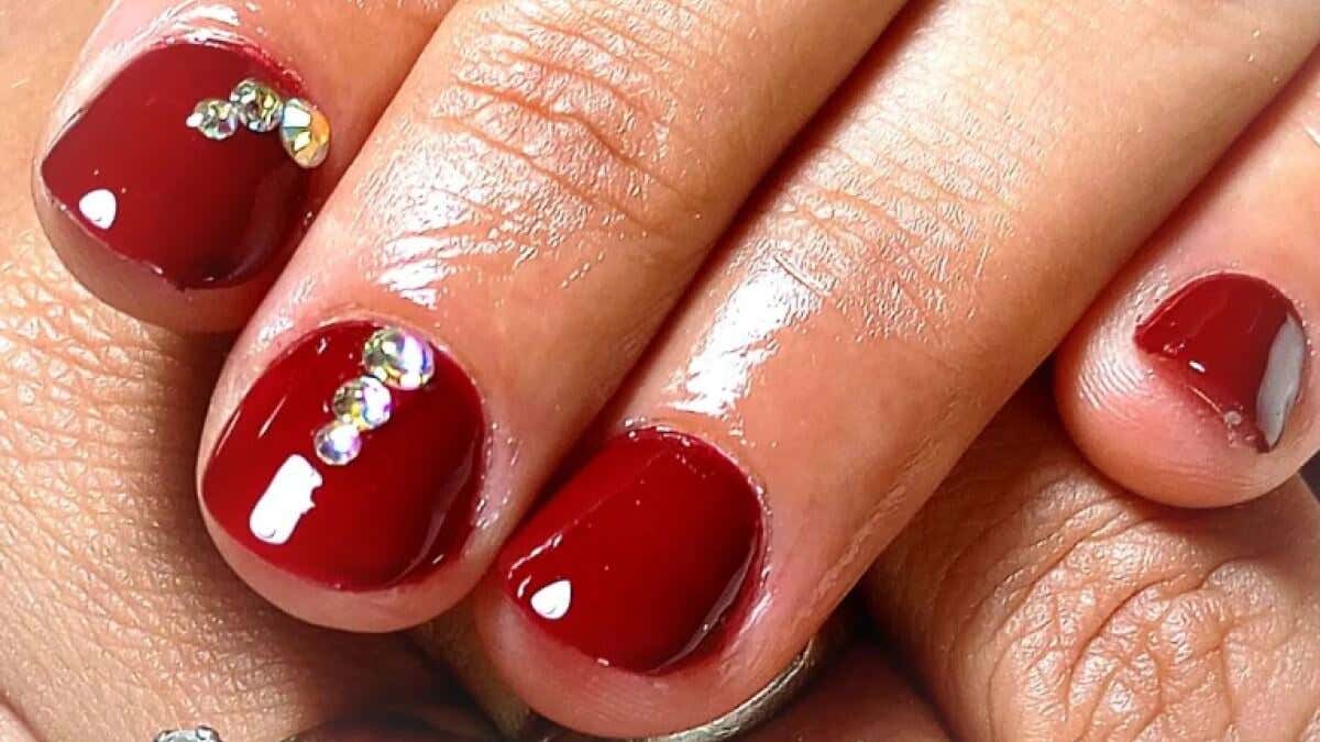 Diseños de uñas redondas: rojo bling