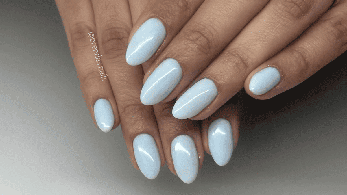 Uñas milky nails en tono celeste