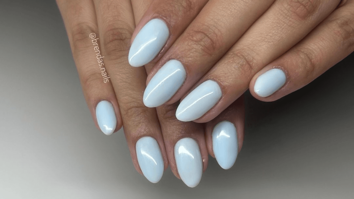 Uñas milky nails en tono celeste