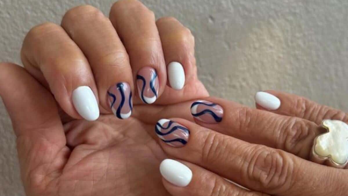 Diseños de uñas redondas Swirl navy 
