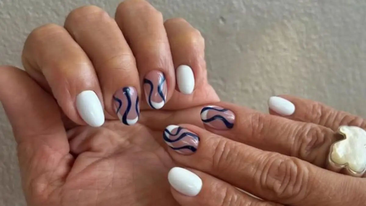 Diseños de uñas redondas Swirl navy