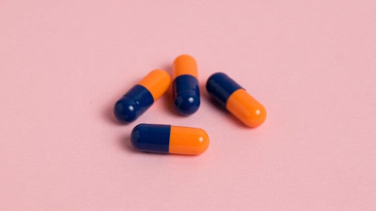 Suplemento de hormona DHEA: beneficios y riesgos en la salud