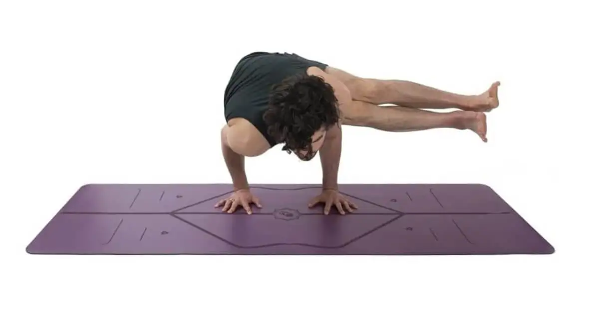 Más larga, ancha y gruesa que la mayoría de las esteras de yoga.