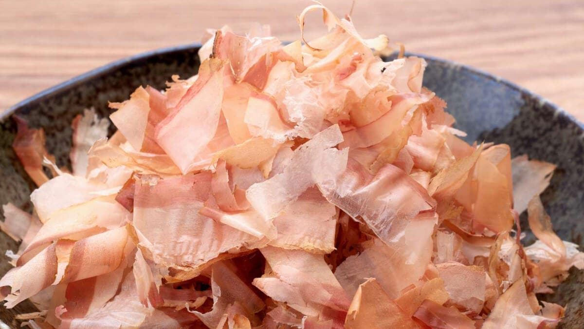 Katsuobushi sur une assiette