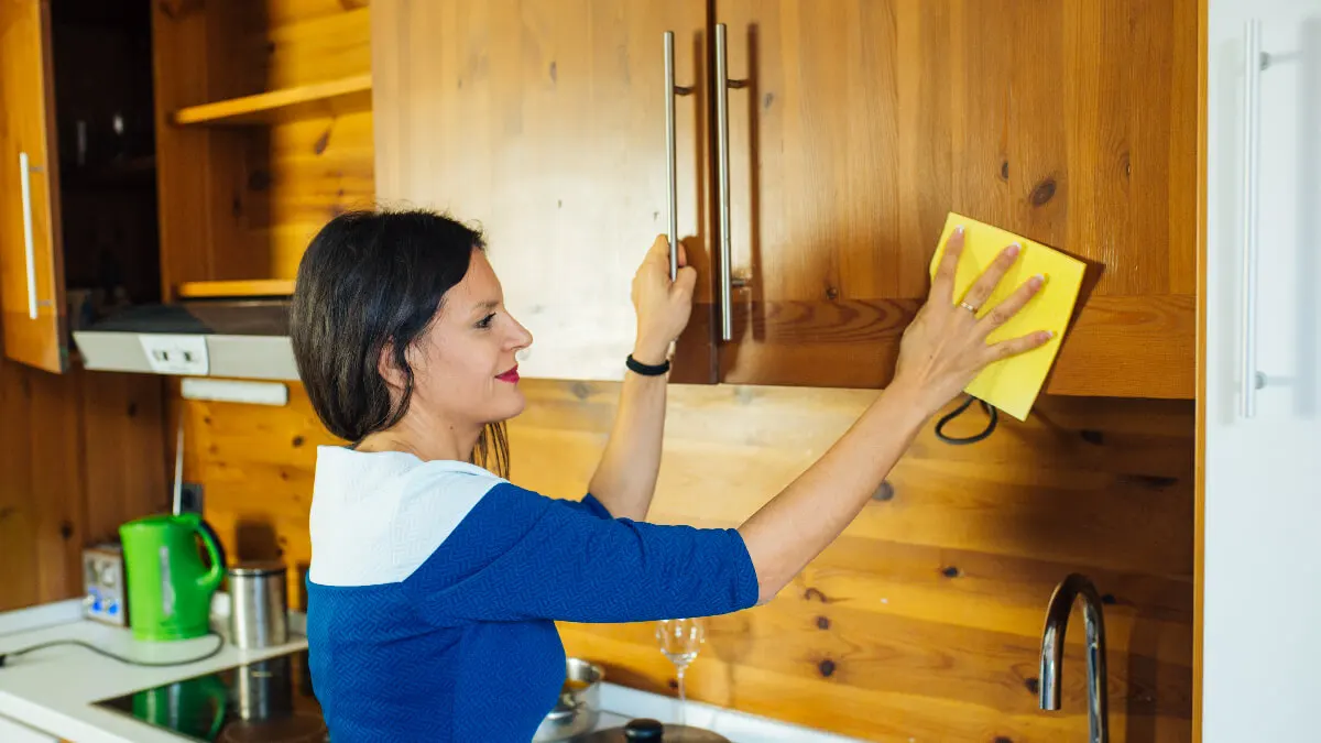 Limpieza de muebles de madera de la cocina