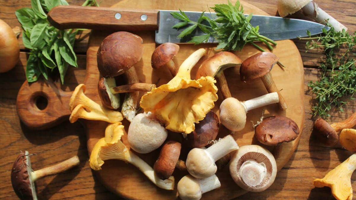 Champignons sur une planche de bois