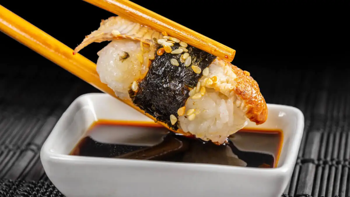 Salsa de soja y sushi