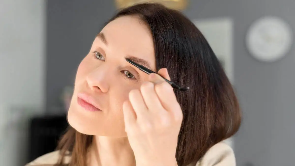 Cómo aprender a maquillarse las cejas para que luzcan naturales.