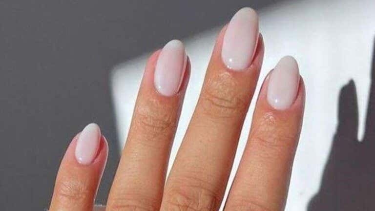 Cómo hacer las uñas «Milky nails»: tendencia para este verano