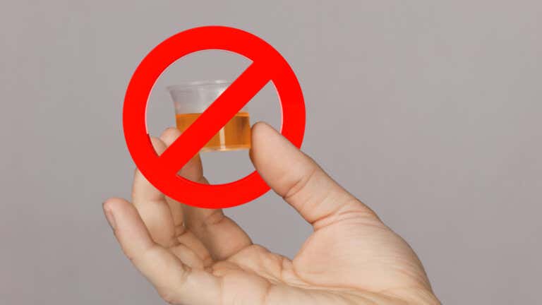 La orinoterapia y los peligros de beber orina