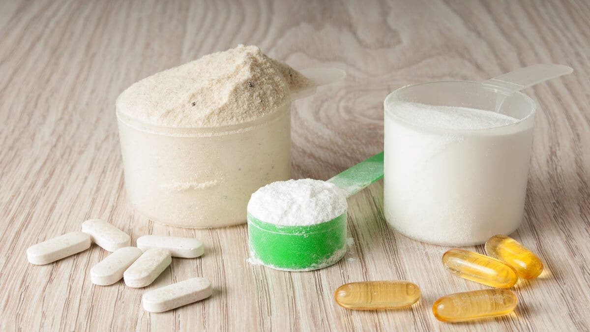 Vitaminas en polvo y cápsulas.