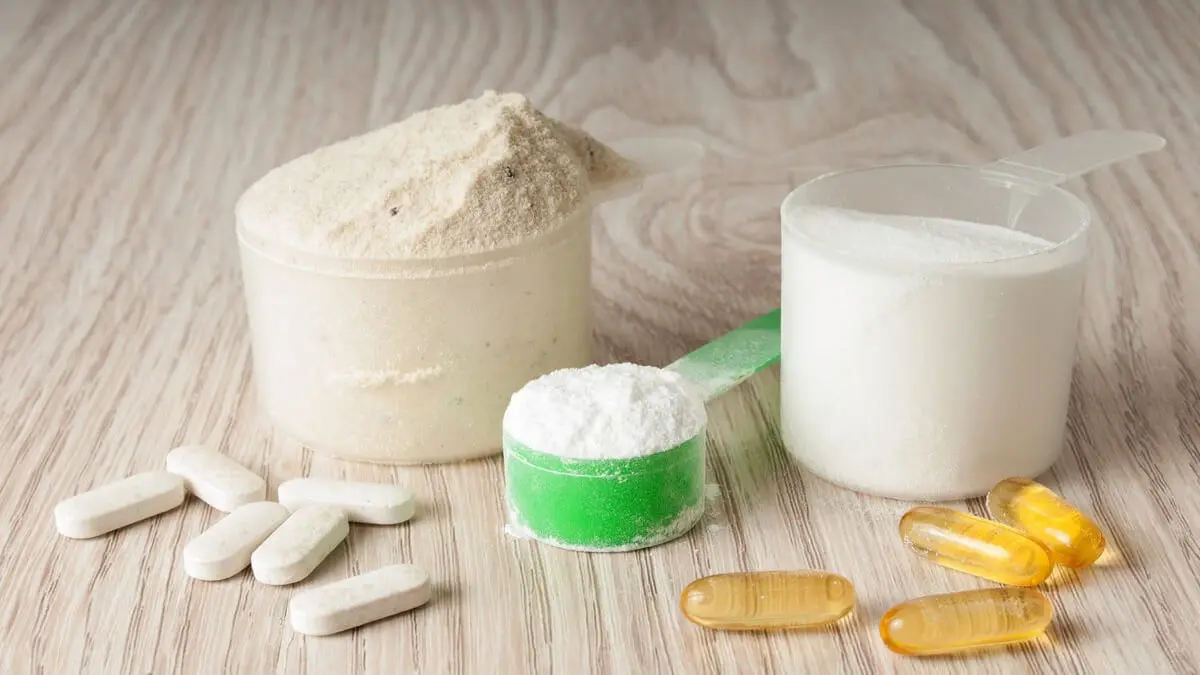 Vitaminas en polvo y cápsulas.