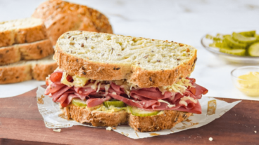 ¿Qué es el pastrami? Origen y receta de sándwich en casa