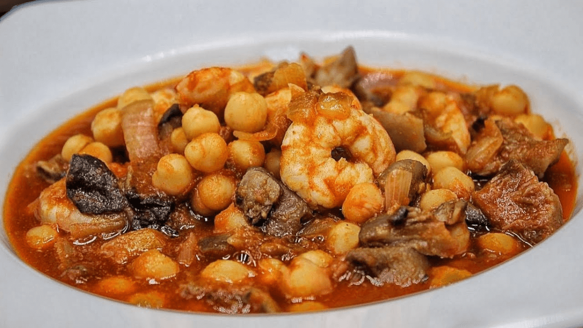 Plato de garbanzos, setas y gambas.