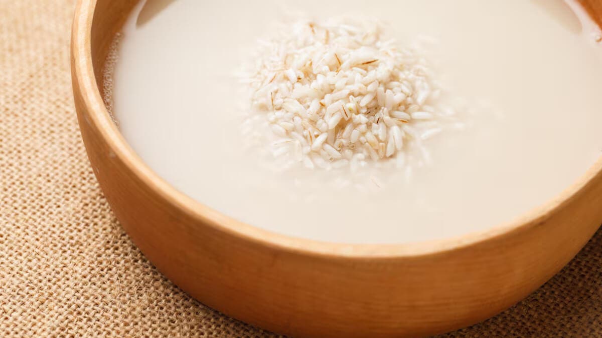 Agua de arroz en un recipiente de madera.