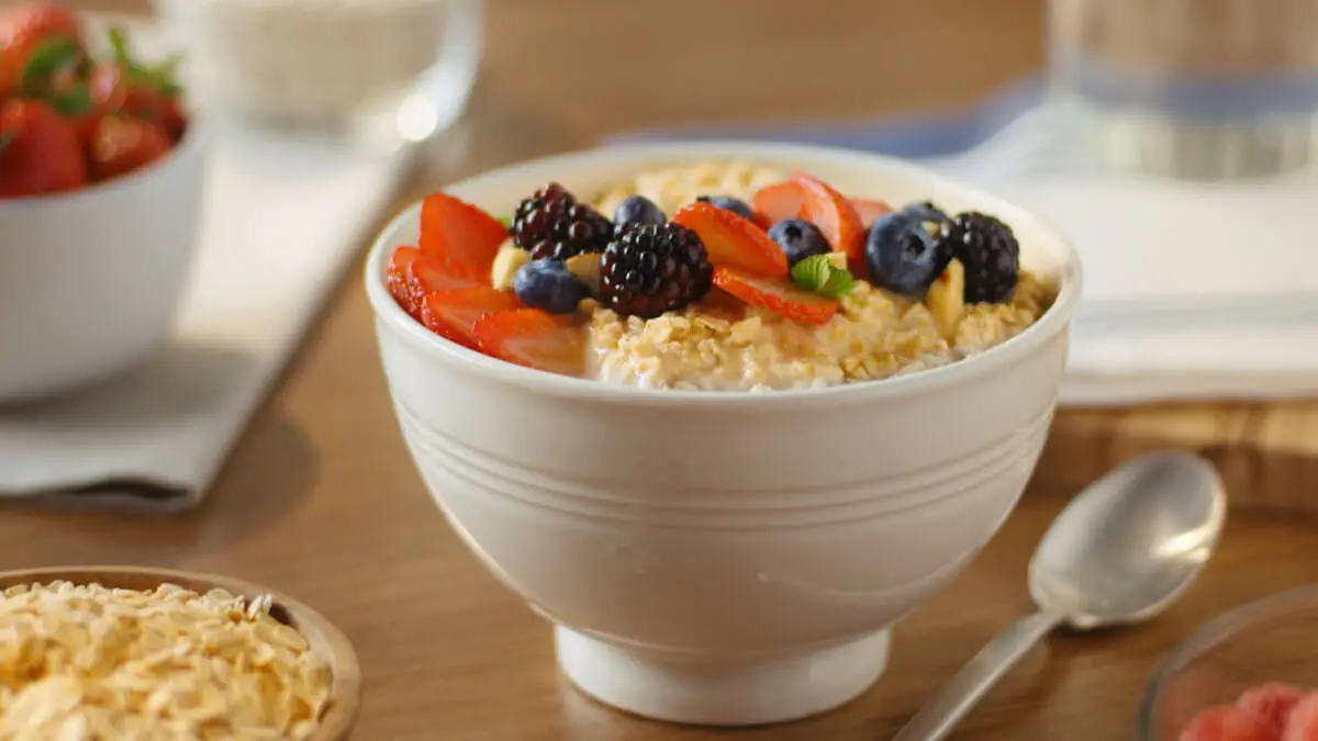 Avena cocida con frutas en un tazón.