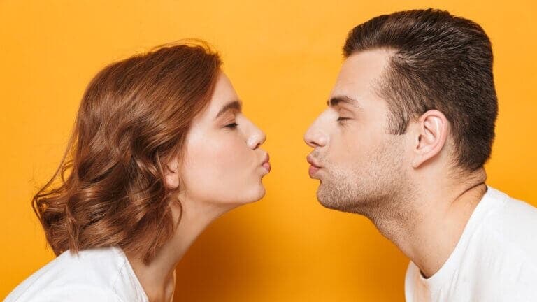 ¿Es posible que las caries se contagien al besar?