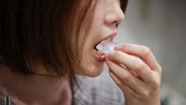 ¿Sabías que masticar hielo puede dañar tu dentadura?