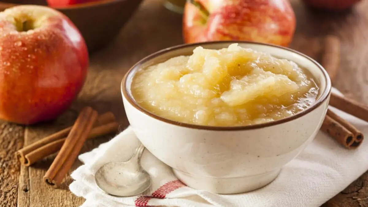 Compota de manzana en un tazón.