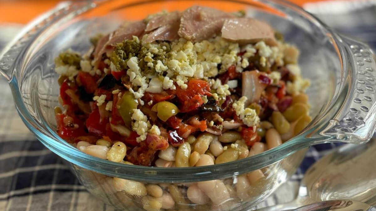 Ensalada de alubias blancas con pepinillos encurtidos y tomate.