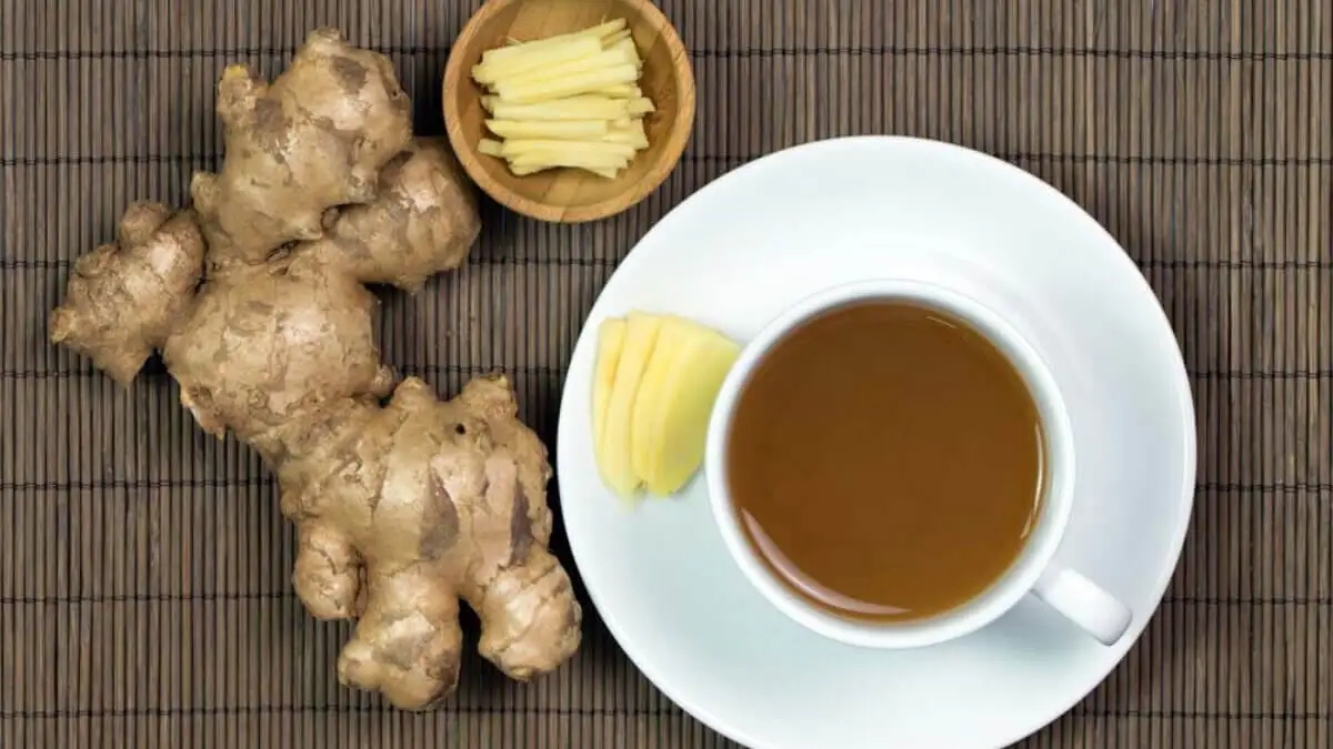 Infusión de jengibre en una taza.