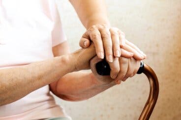 ¿En qué consiste la estimulación cerebral auricular en pacientes con párkinson?