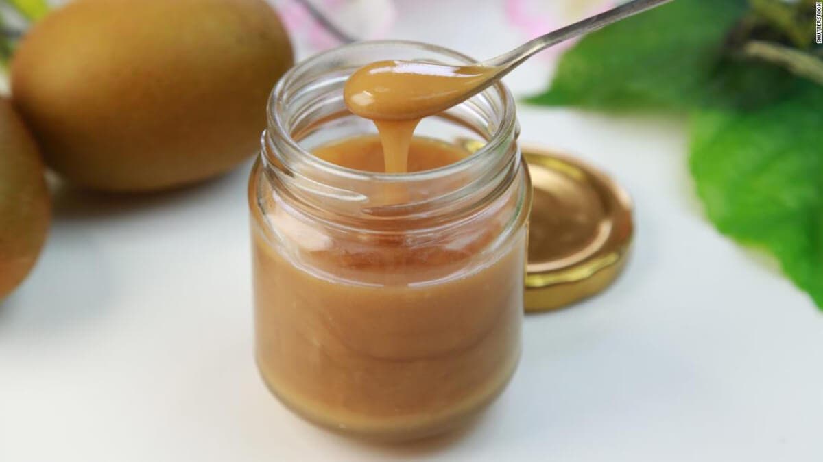 Miel de manuka en un envase de vidrio.