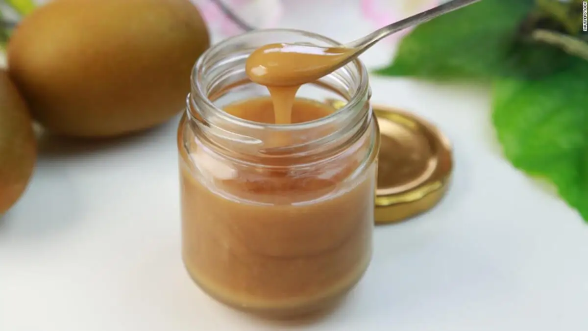 Miel de manuka en un envase de vidrio.