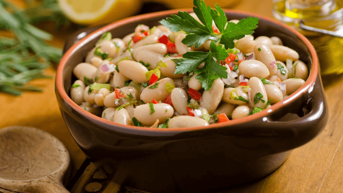 Ensalada de alubias en un recipiente de cerámica.