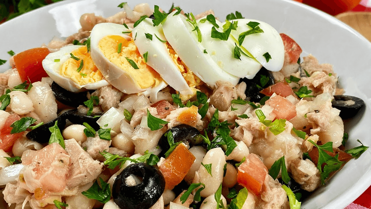 Ensalada de alubias con huevos y atún.