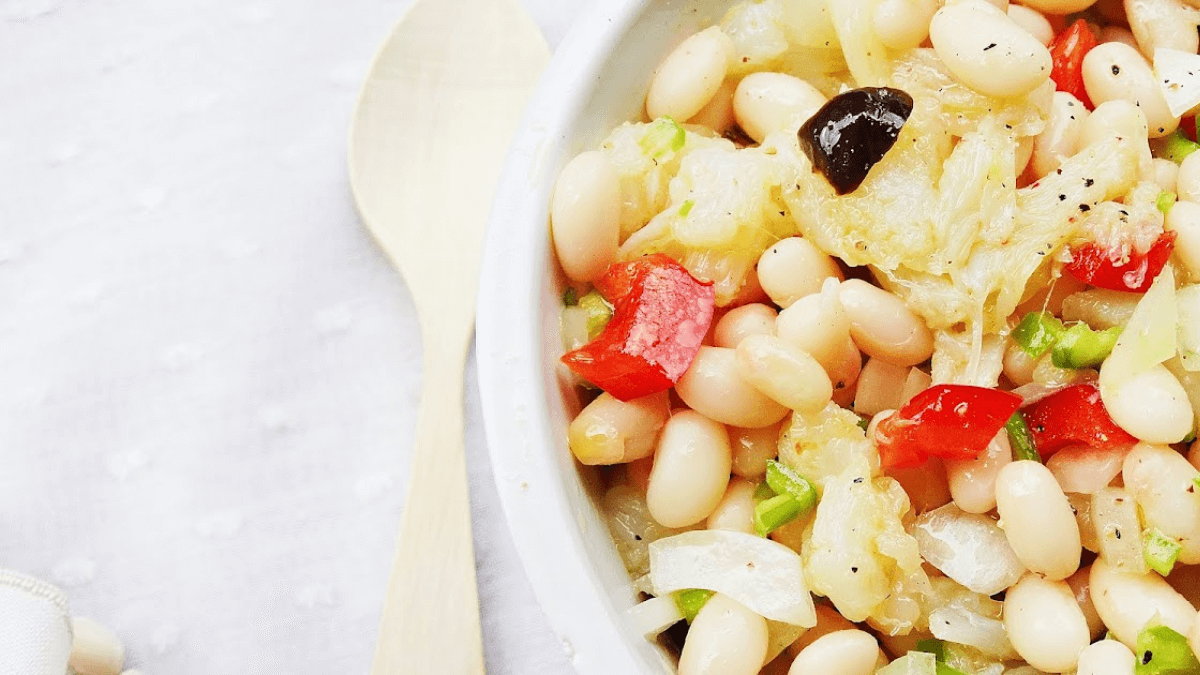 Ensalada de alubias con bacalao.