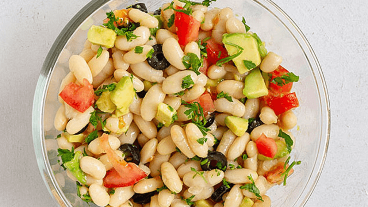 Ensalada de porotos blancos y aguacate.