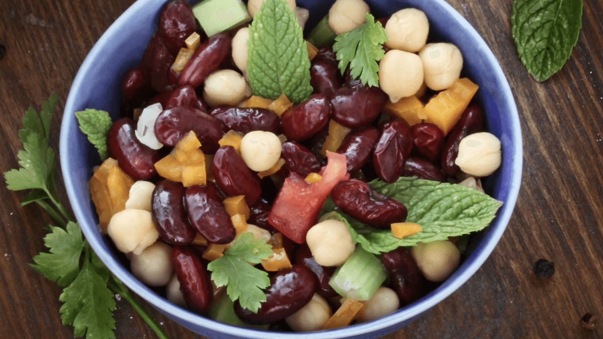 Salada de feijão vermelho e branco com hortelã.
