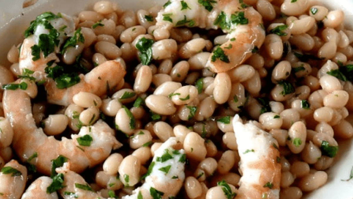 Ensalada de alubias y langostinos.